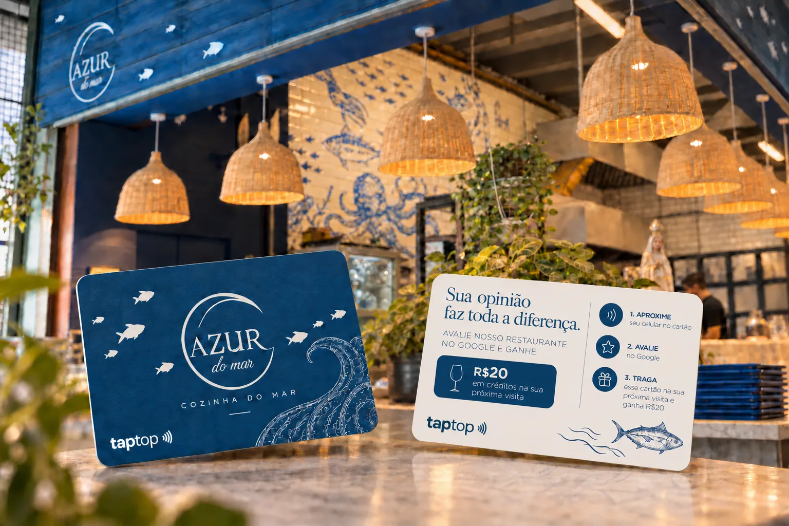 Restaurante Azur do Mar com cartões personalizados TapTop em primeiro plano