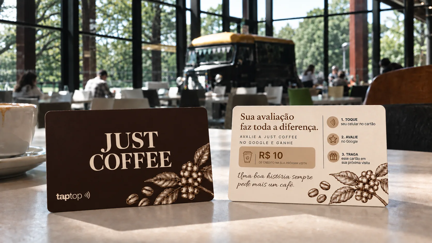 Cartões personalizados TapTop da Just Coffee em uma mesa de cafeteria